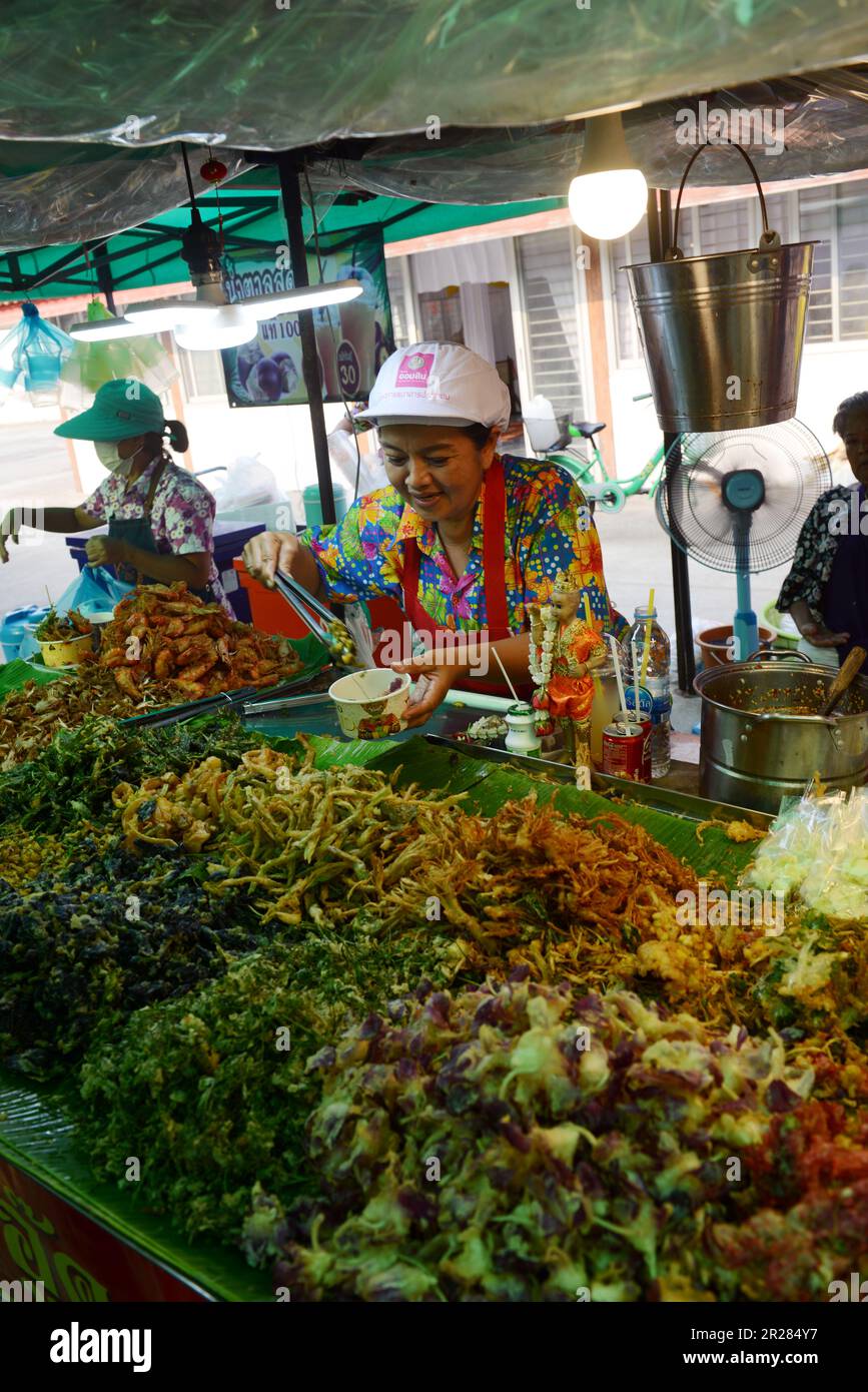 Fiori fritti la delicatezza a Koh Kret, Nonthaburi, Thailandia. Foto Stock
