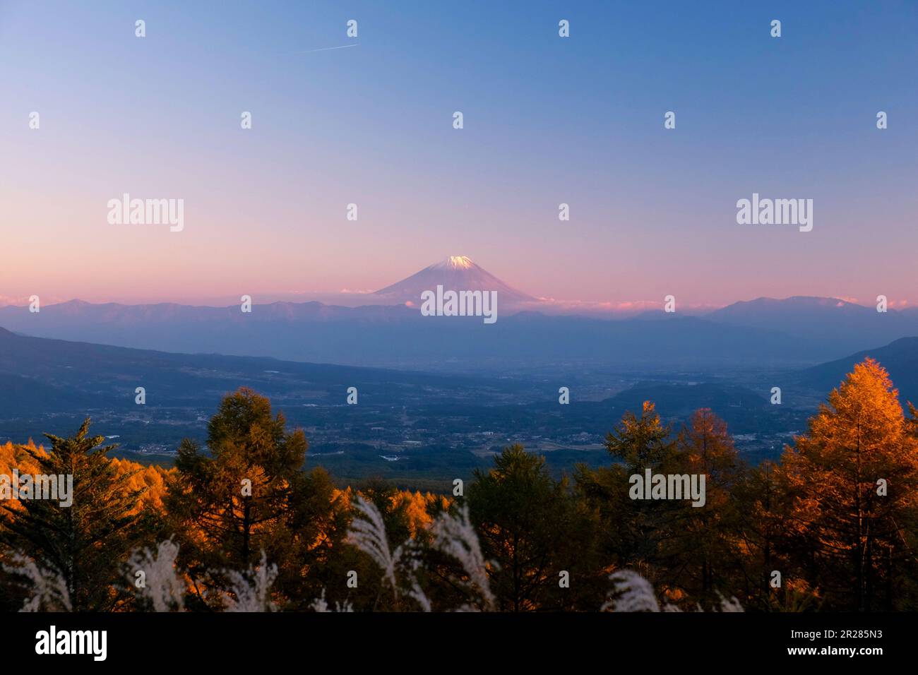 Monte Fuji nella gloriosa luce del sole che tramonta Foto Stock