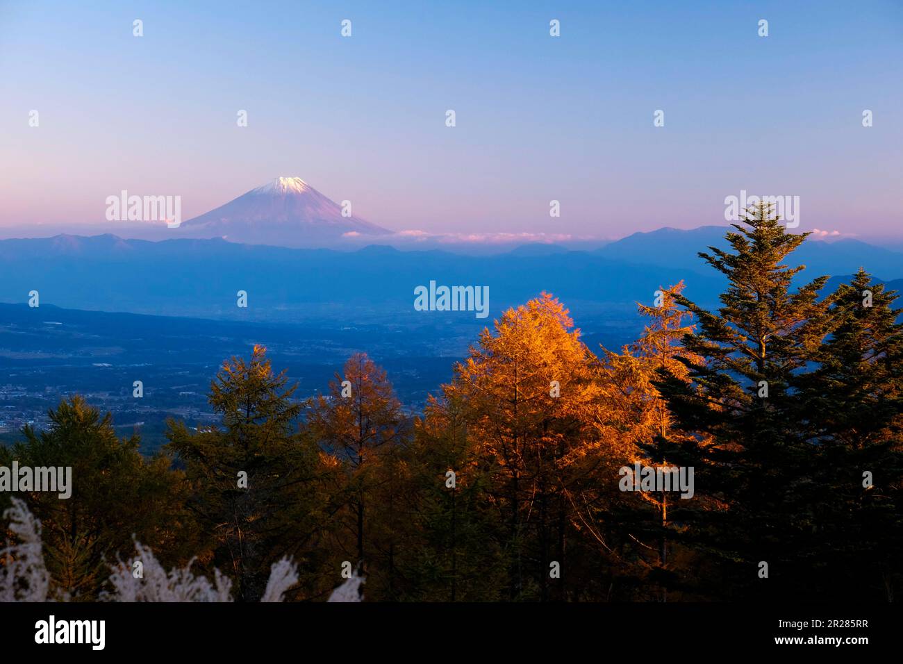 Monte Fuji nella gloriosa luce del sole che tramonta Foto Stock