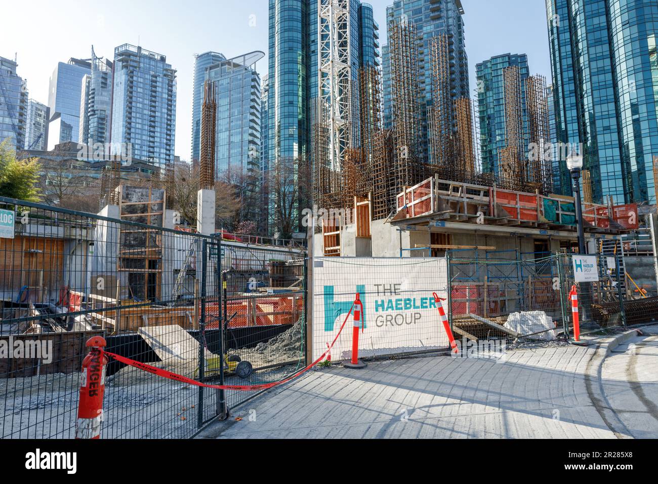 Vancouver, Canada - Marzo 11,2023: Coal Harbour Waterfront alloggi sociali e scuola elementare in costruzione nel centro di Vancouver Foto Stock