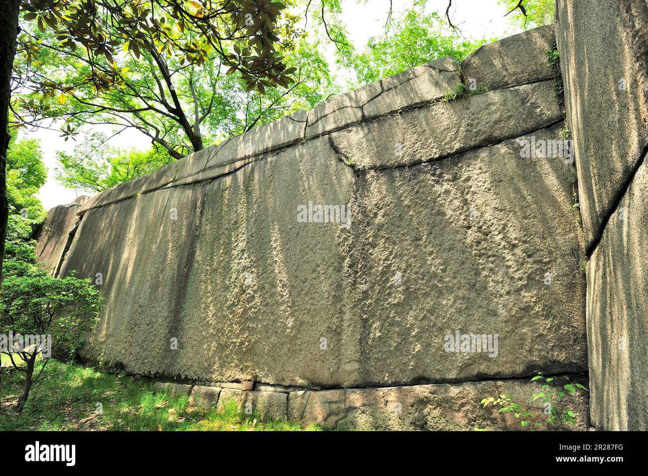 Il megalito quadrato della porta Sakura (roccia a forma di kimono a maniche lunghe) Foto Stock