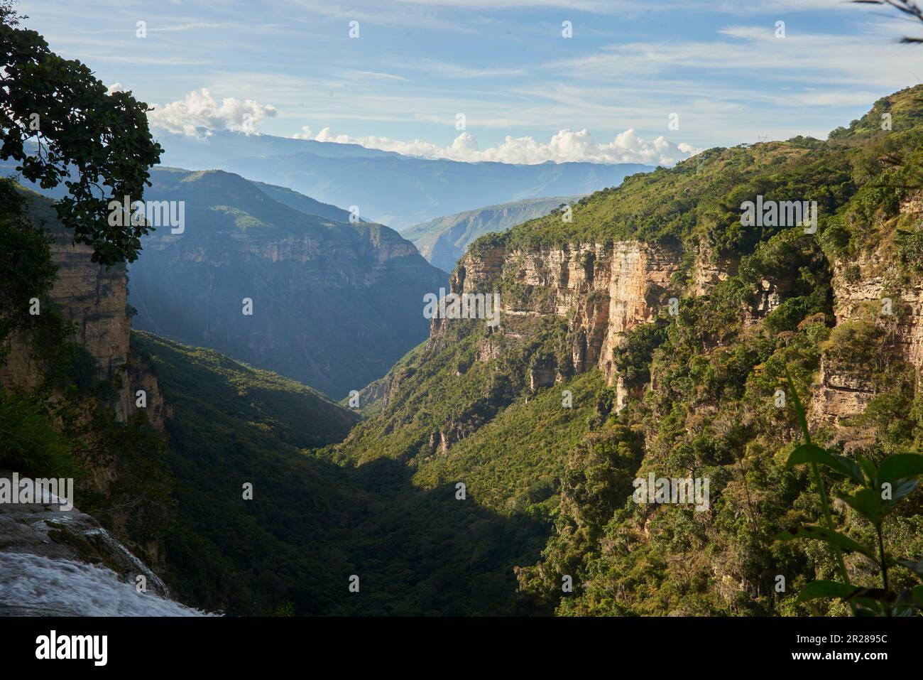 Spettacolare paesaggio montano, vista dalla cima della cascata Manchego, che cade nel canyon di Chicamocha, ad Aratoca, Santander, Colombia. Foto Stock