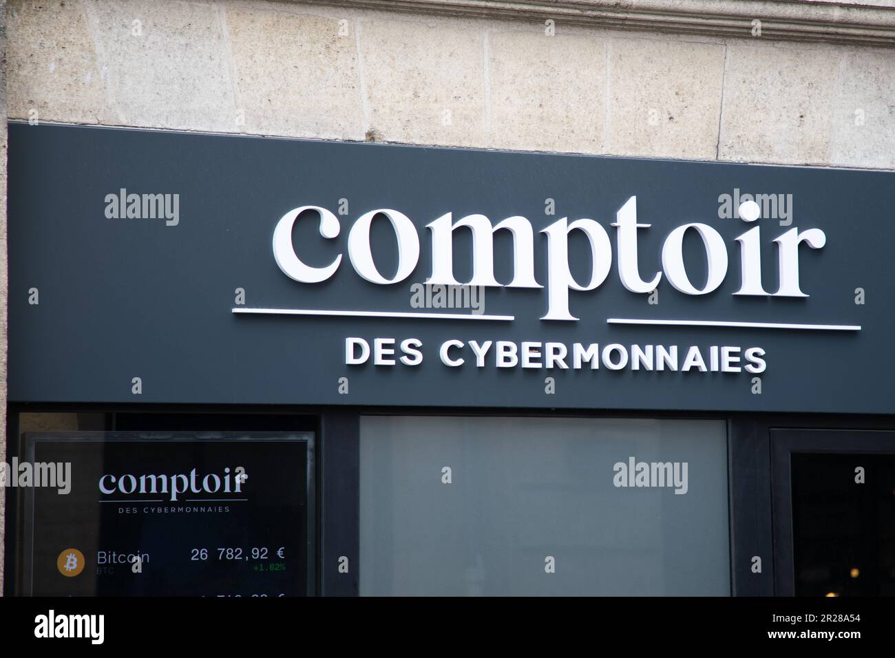 lione , Aura France - 05 01 2023 : comptoir des cybermonnaies bitcoin logo marchio e segno di testo sulla facciata agenzia cyber valuta sportello ufficio criptovaluta Foto Stock