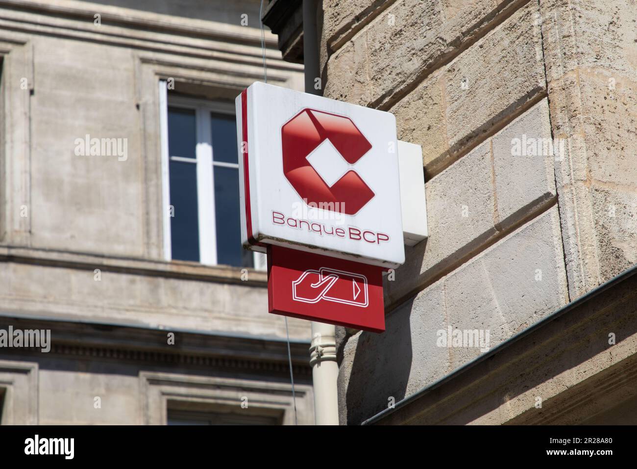 Bordeaux , Aquitaine France - 04 17 2023 : BCP Banque de Commerce et de placements segno di testo e logo di marca atm fronte della parete facciata banca portoghese Foto Stock