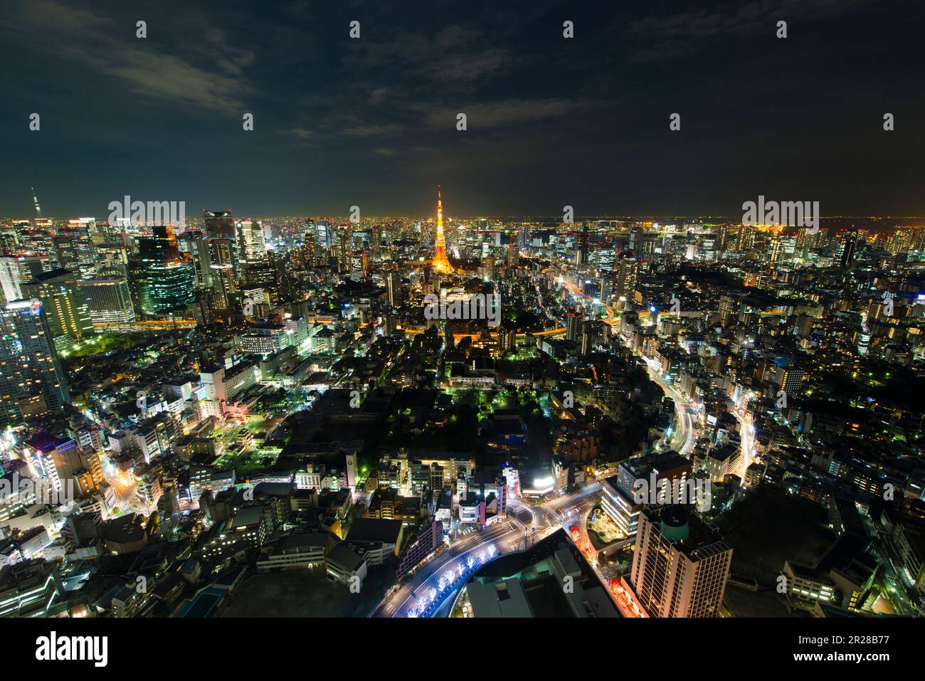 Vista notturna della Tokyo Tower, dello Sky Tree di Tokyo, del Ponte dell'Arcobaleno e del Ponte della porta di Tokyo Foto Stock