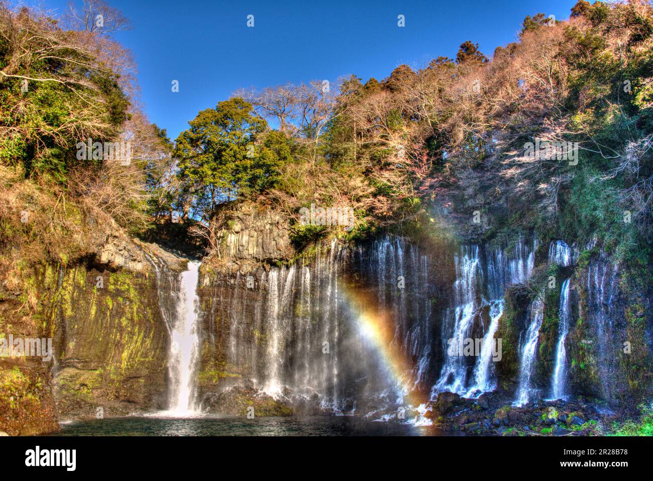 Arcobaleno attraverso le cascate di Shiraitonotaki Foto Stock