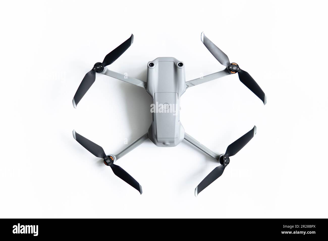 Drone aereo isolato su sfondo bianco. Vista dall'alto della copiatrice Quad con fotocamera digitale. Drone volante. Foto Stock
