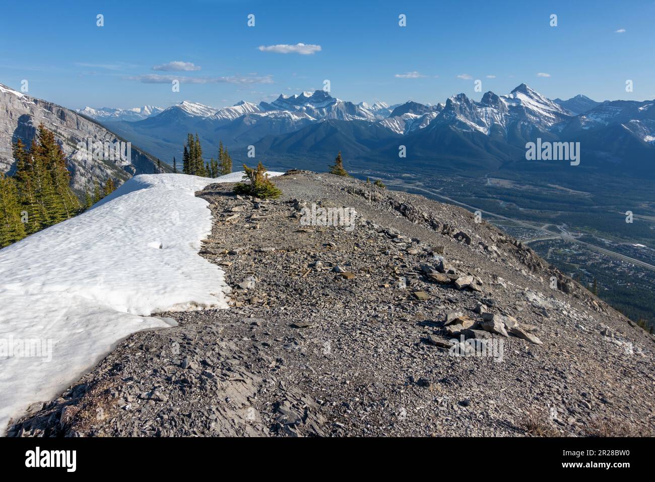 Vista panoramica del paesaggio delle cime delle Montagne Rocciose Canadesi escursione sopra la città di Canmore, Alberta. Distante Parco Nazionale di Banff Skyline picchi innevati Foto Stock