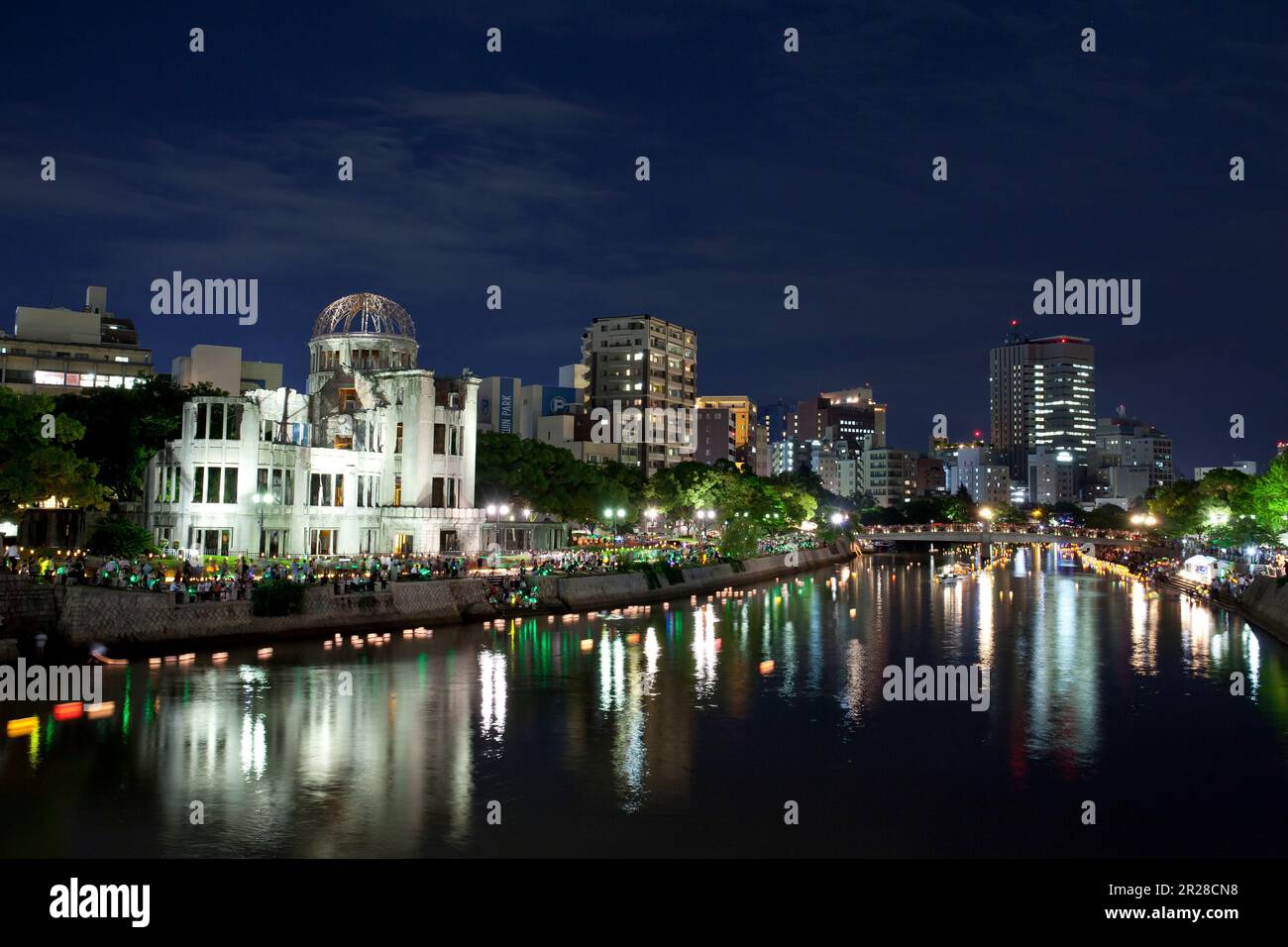 la cupola atomica e le lanterne galleggianti Foto Stock