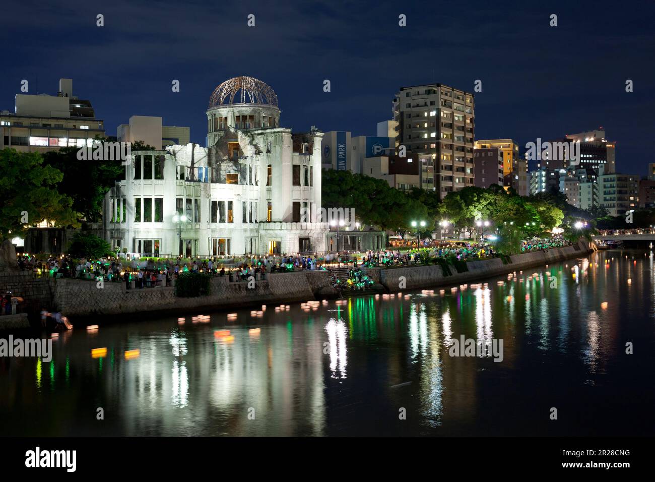 la cupola atomica e le lanterne galleggianti Foto Stock