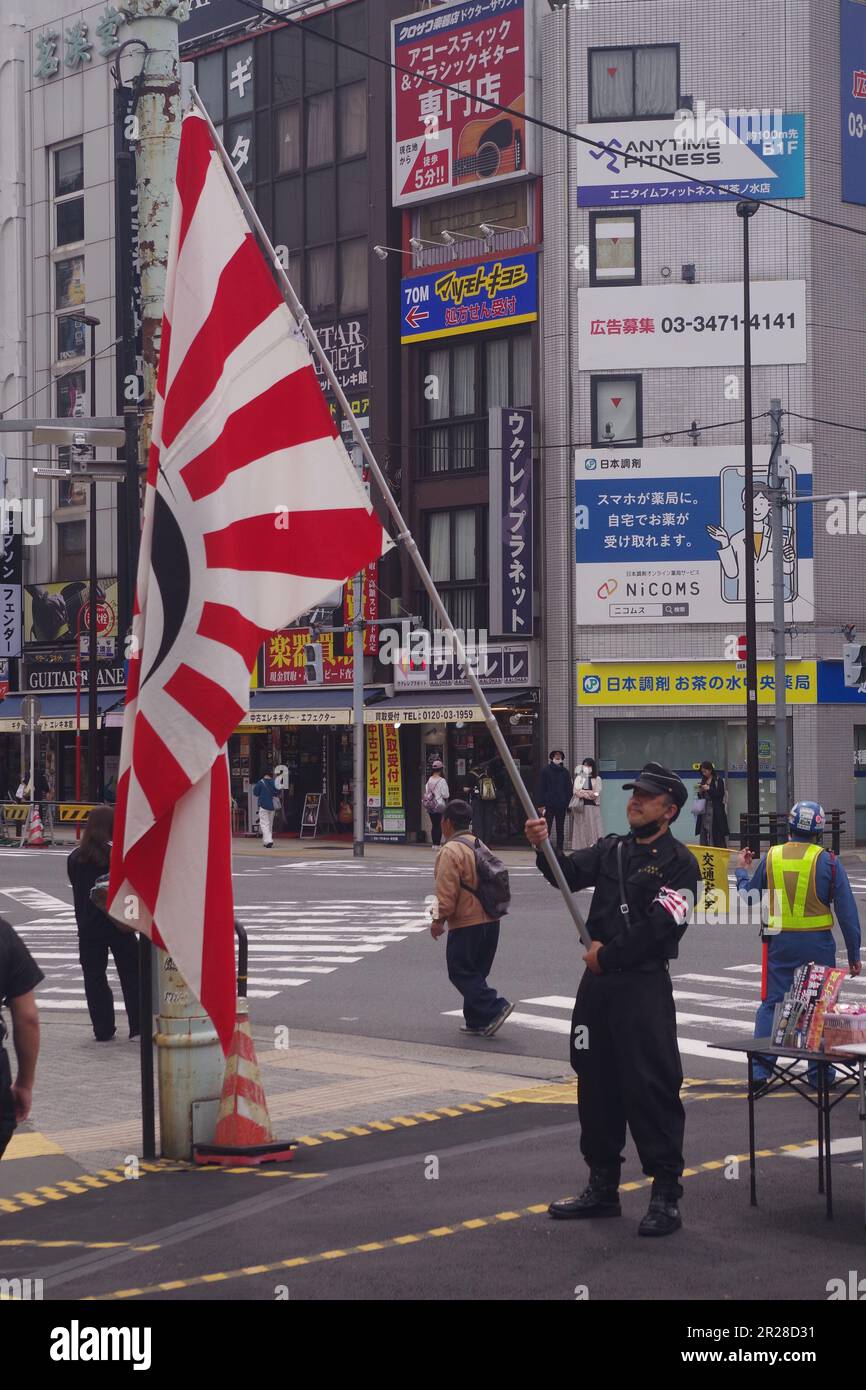 Organizzazione dell'ala destra su Tokyo Street Foto Stock