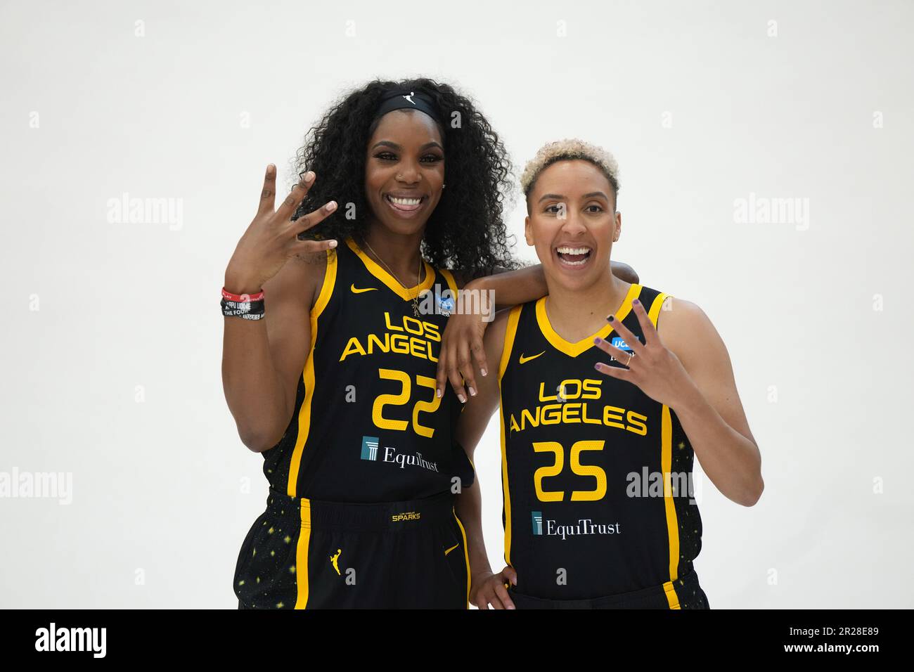 LA Sparks guardano l'attaccante Reshanda Gray (22) e Layshia Clarendon (25) in posa durante la giornata dei media, giovedì 4 maggio 2023, a Torrance, California (Kirby Lee via AP). Foto Stock