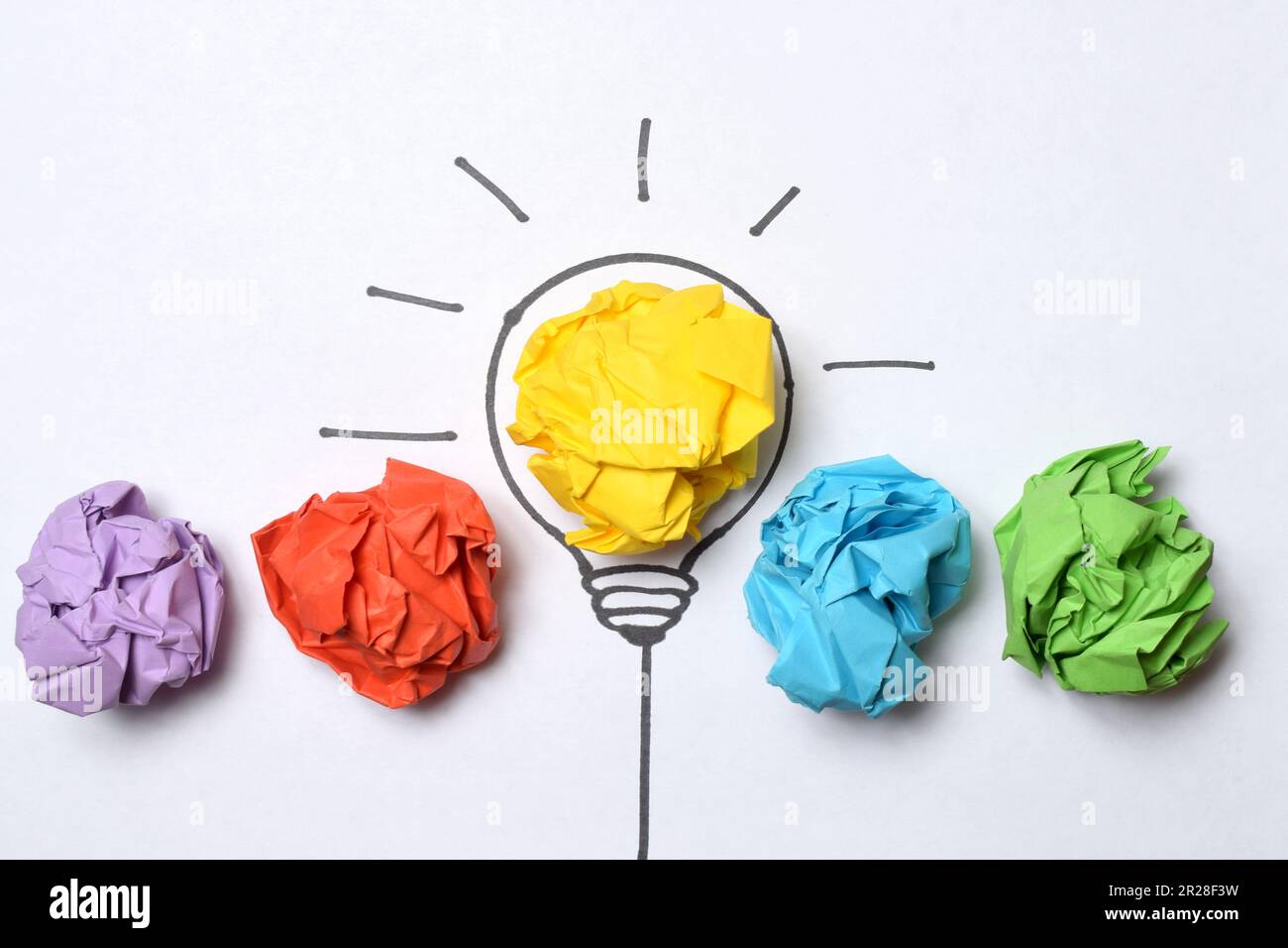 Concetto carta sgualcita lampadina metafora per la buona idea Foto Stock