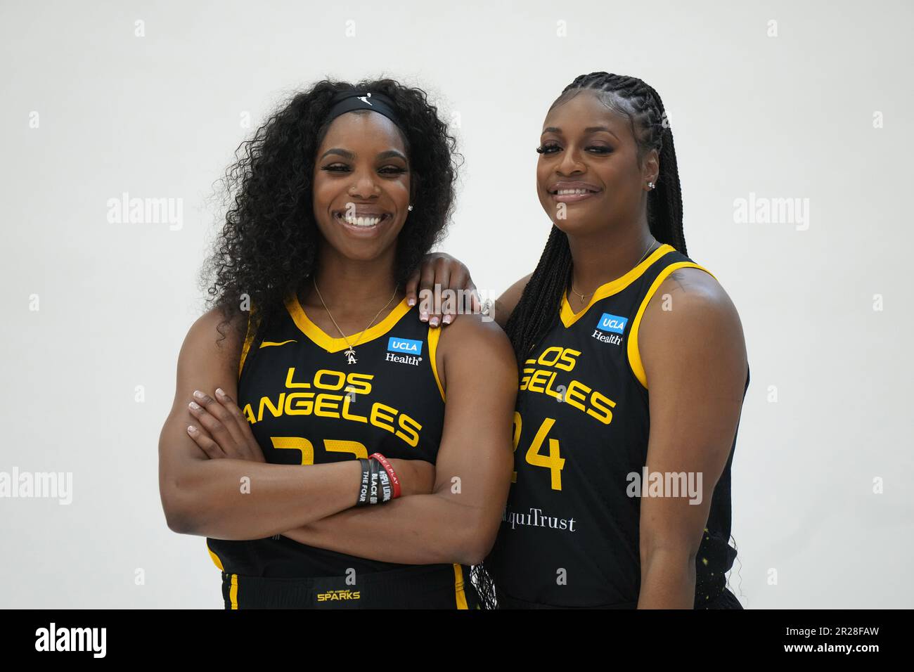 LA Sparks attaccanti Reshanda Gray (22) e Joyner Holmes (24) posa durante la giornata dei media, giovedì 4 maggio 2023, a Torrance, California (Kirby Lee via AP) Foto Stock