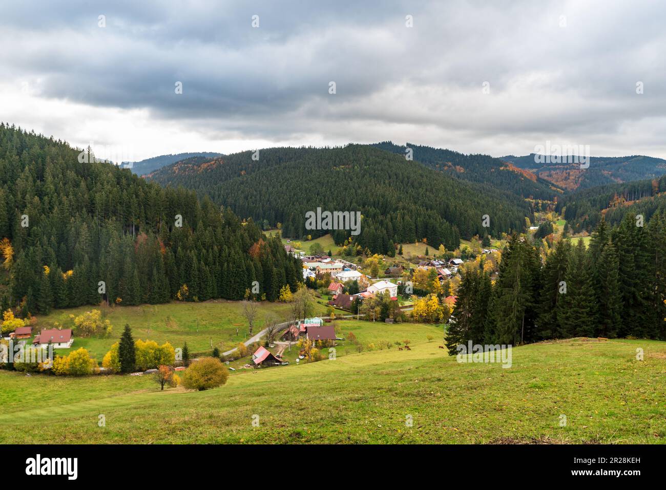 Valle di Leskove con le colline intorno - bella Velka Karlovice nella regione di Valassko nella repubblica Ceca durante l'autunno Foto Stock