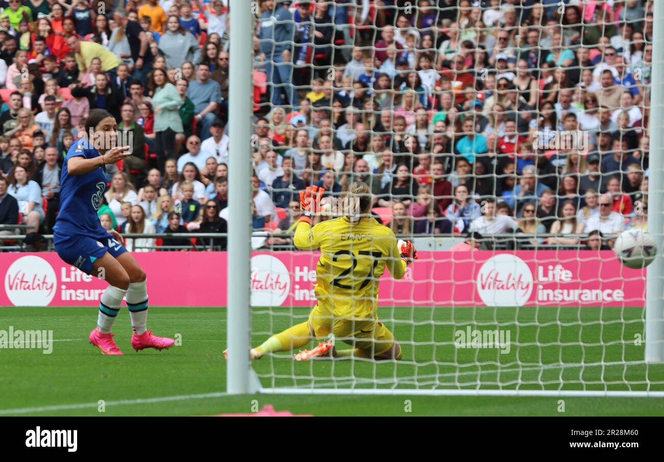 Le donne di Chelsea Sam Kerr segna il suo obiettivo durante la partita di calcio finale della fa Cup delle donne di Vitality tra le donne di Chelsea contro le donne del Manchester United a Wemb Foto Stock
