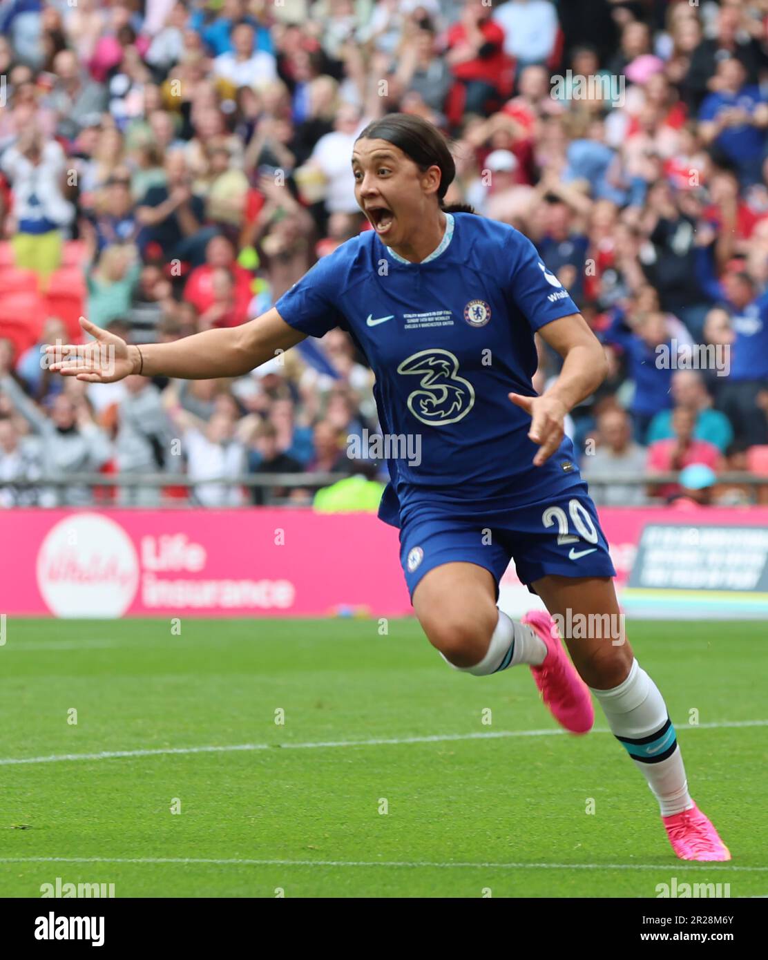 Chelsea Women Sam Kerr festeggia il suo obiettivo durante la partita di calcio finale della Coppa fa di Vitality Women's tra le donne di Chelsea contro le donne del Manchester United at Foto Stock