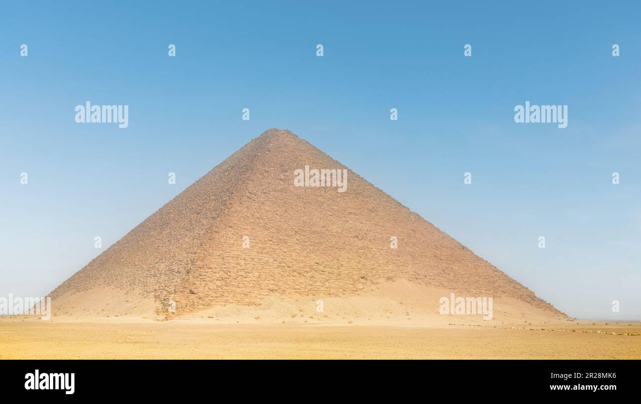 Dahshur, Egitto; 17 maggio 2023 - una vista della piramide rossa a Dahshur, Egitto. Foto Stock