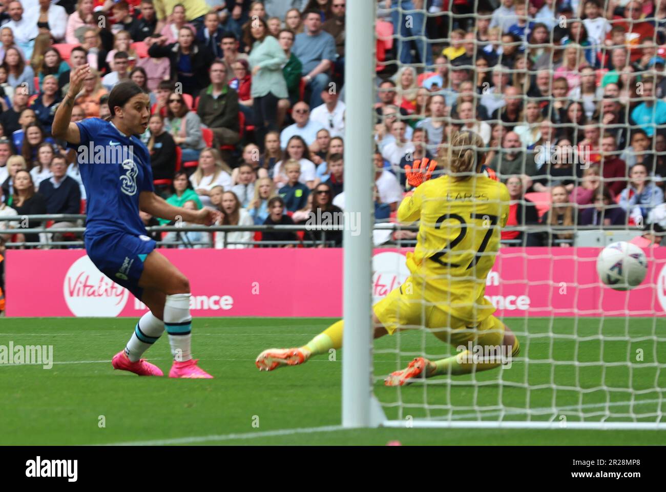 Le donne di Chelsea Sam Kerr segna il suo obiettivo durante la partita di calcio finale della fa Cup delle donne di Vitality tra le donne di Chelsea contro le donne del Manchester United a Wem Foto Stock