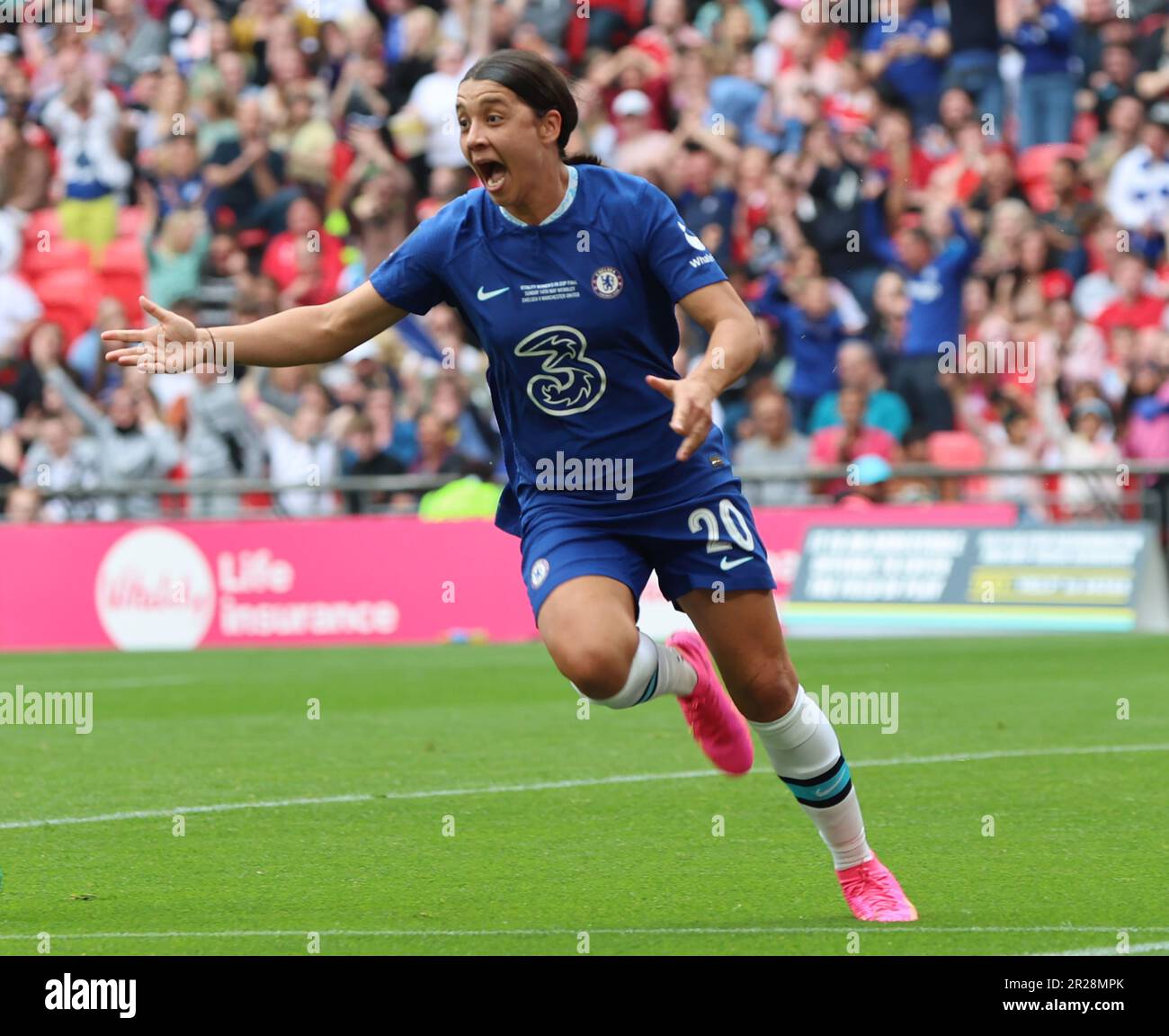 Chelsea Women Sam Kerr festeggia il suo obiettivo durante la partita di calcio finale della Coppa fa di Vitality Women's tra le donne di Chelsea contro le donne del Manchester United at Foto Stock