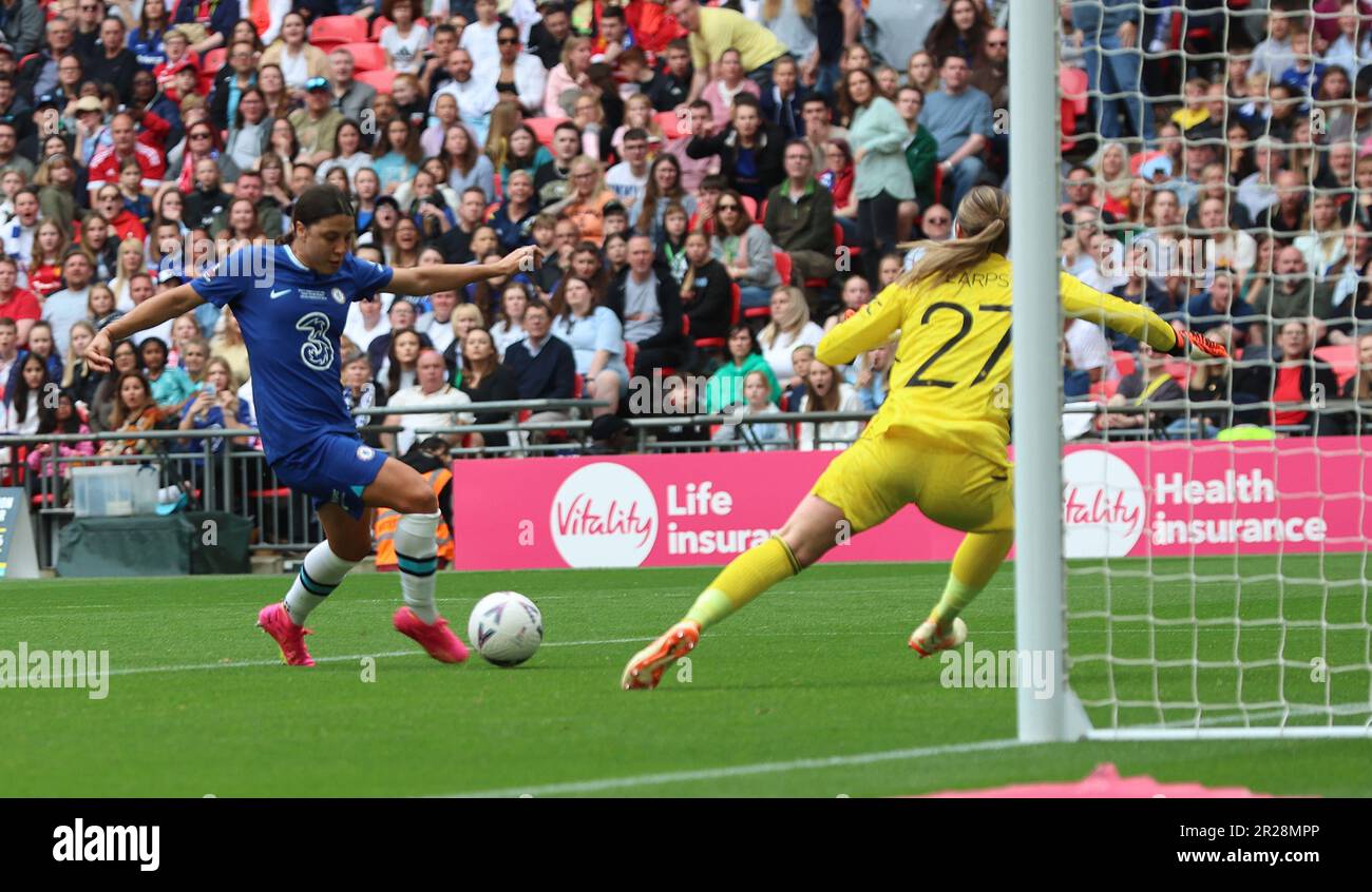 Le donne di Chelsea Sam Kerr segna il suo obiettivo durante la partita di calcio finale della fa Cup delle donne di Vitality tra le donne di Chelsea contro le donne del Manchester United a Wem Foto Stock