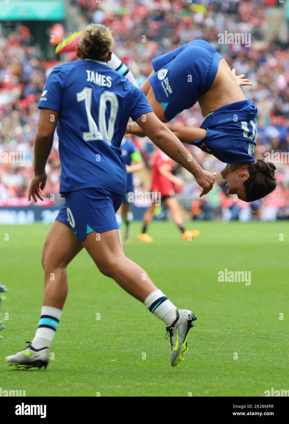 Chelsea Women Sam Kerr festeggia il suo obiettivo durante la partita di calcio finale della Coppa fa di Vitality Women's tra le donne di Chelsea contro le donne del Manchester United at Foto Stock