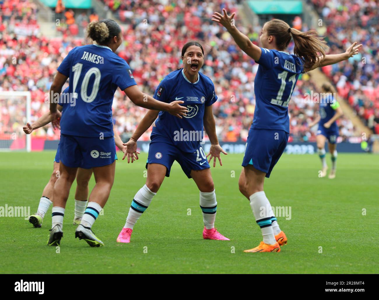 Chelsea Women Sam Kerr festeggia il suo obiettivo durante la partita di calcio finale della Coppa fa di Vitality Women's tra le donne di Chelsea contro le donne del Manchester United at Foto Stock