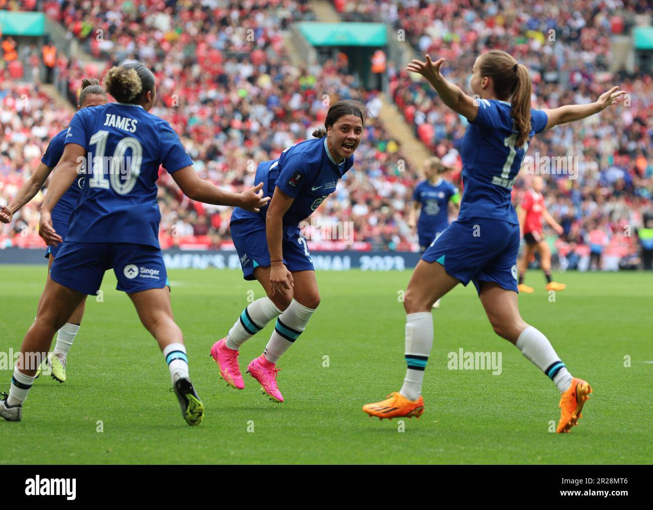 Chelsea Women Sam Kerr festeggia il suo obiettivo durante la partita di calcio finale della Coppa fa di Vitality Women's tra le donne di Chelsea contro le donne del Manchester United at Foto Stock