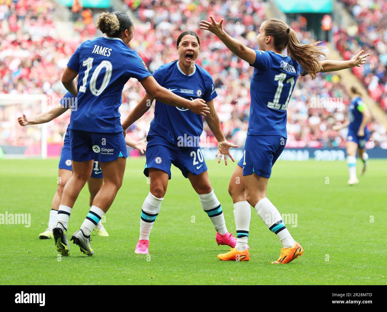 Chelsea Women Sam Kerr festeggia il suo obiettivo durante la partita di calcio finale della Coppa fa di Vitality Women's tra le donne di Chelsea contro le donne del Manchester United at Foto Stock