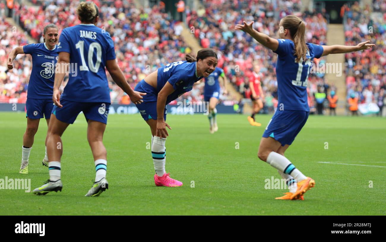 Chelsea Women Sam Kerr festeggia il suo obiettivo durante la partita di calcio finale della Coppa fa di Vitality Women's tra le donne di Chelsea contro le donne del Manchester United at Foto Stock