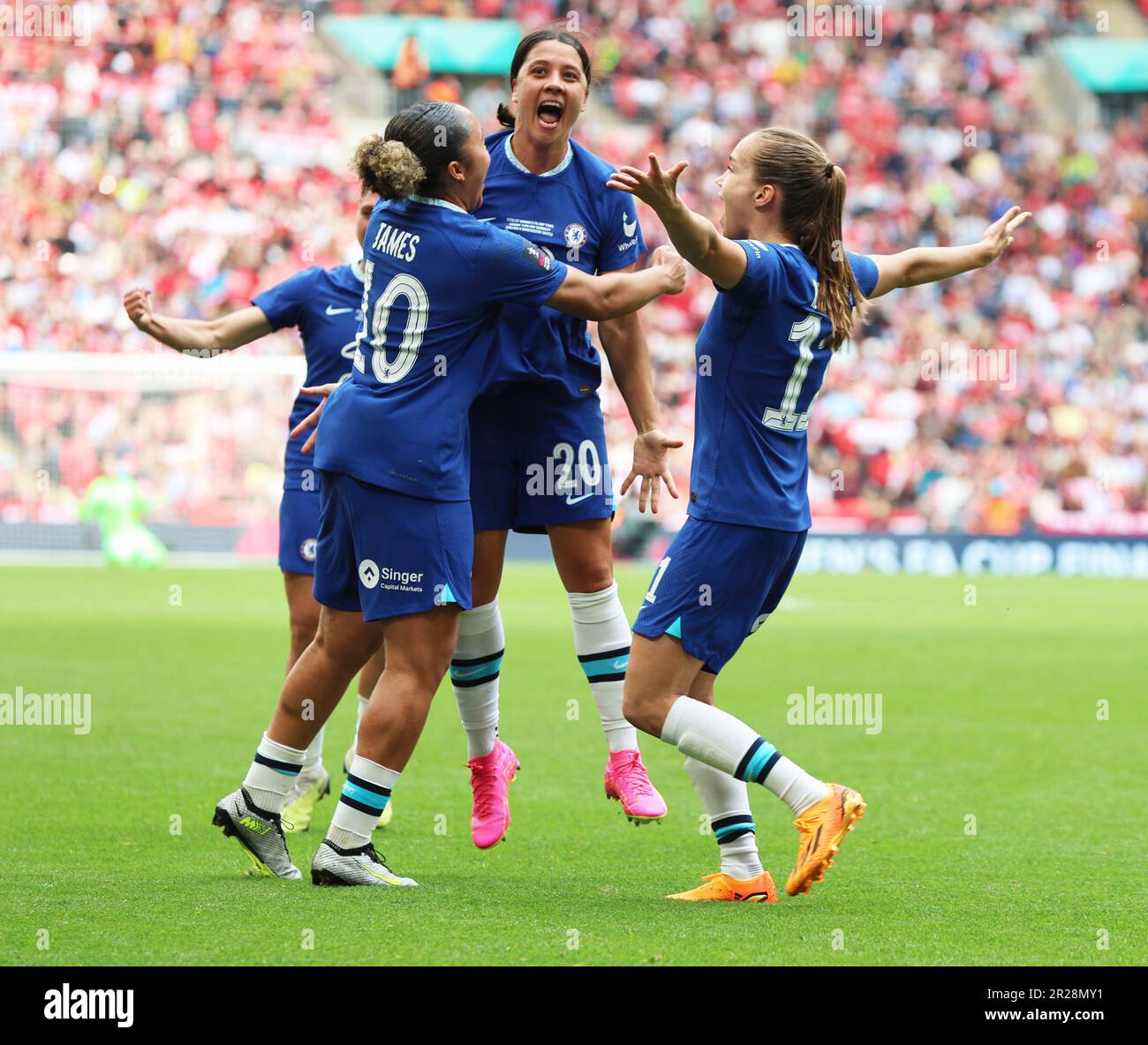 Chelsea Women Sam Kerr festeggia il suo obiettivo durante la partita di calcio finale della Coppa fa di Vitality Women's tra le donne di Chelsea contro le donne del Manchester United at Foto Stock