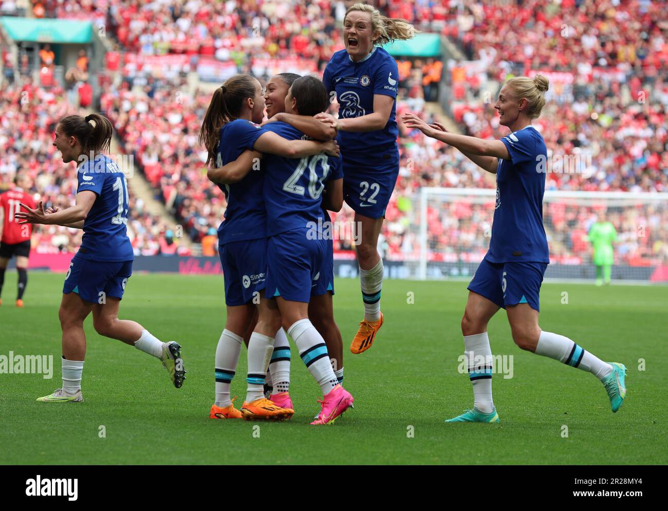 Chelsea Women Sam Kerr festeggia il suo obiettivo durante la partita di calcio finale della Coppa fa di Vitality Women's tra le donne di Chelsea contro le donne del Manchester United at Foto Stock