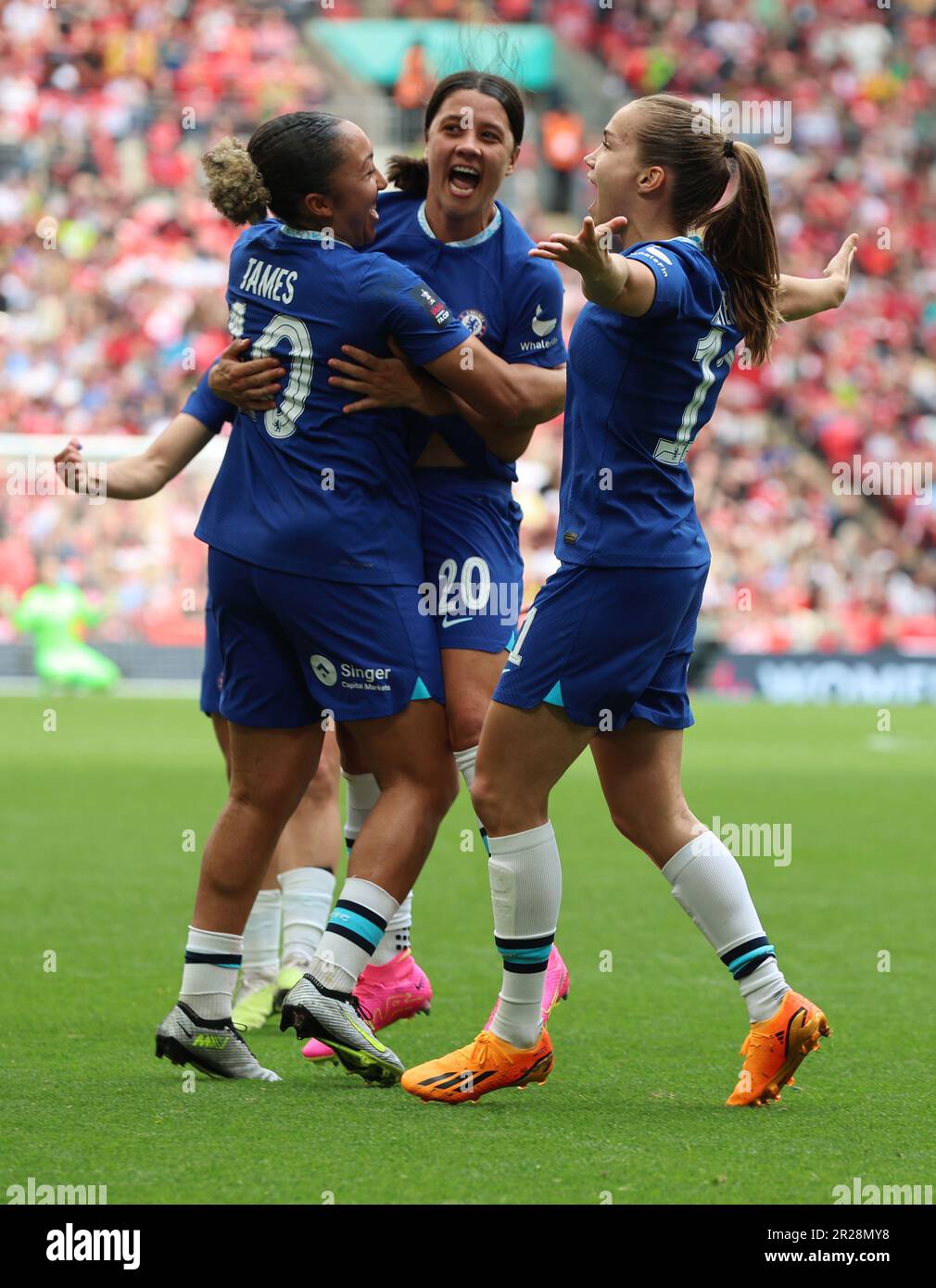 Chelsea Women Sam Kerr festeggia il suo obiettivo durante la partita di calcio finale della Coppa fa di Vitality Women's tra le donne di Chelsea contro le donne del Manchester United at Foto Stock