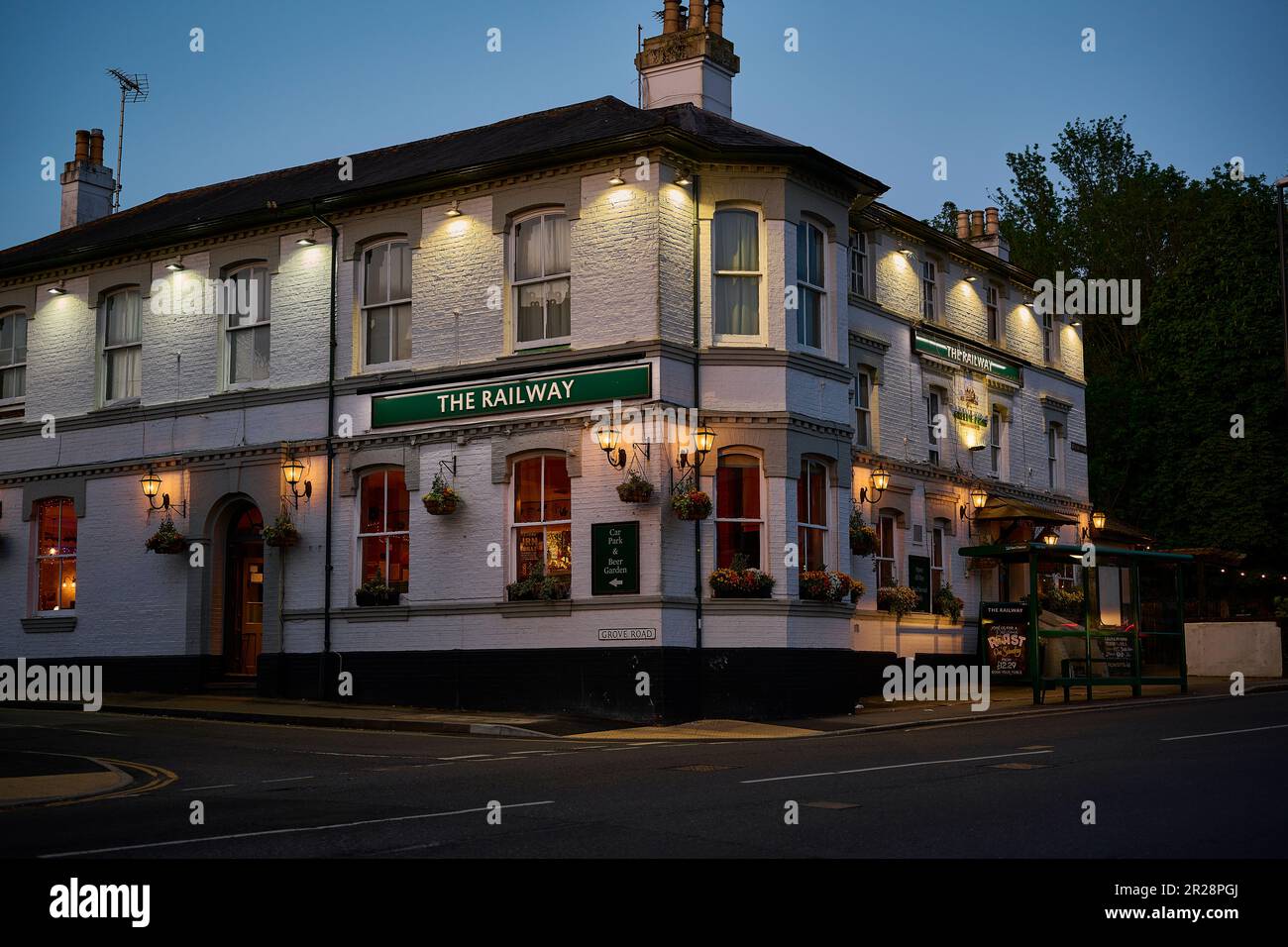 The Railway Pub, Burgess Hilll in Sussex al crepuscolo Foto Stock