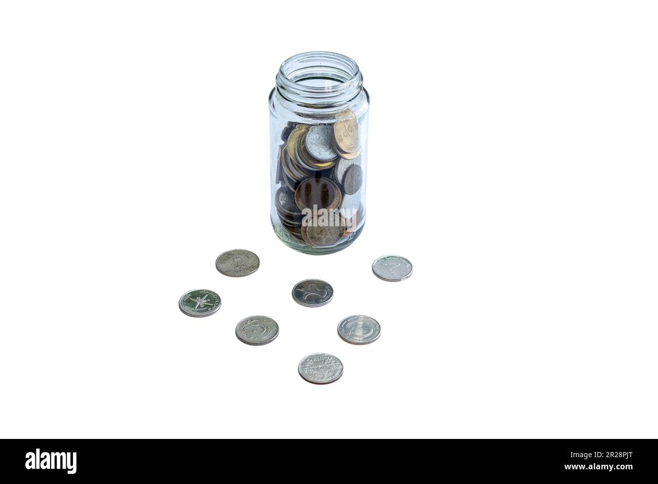 Vaso pieno di monete con alcune spalancate all'esterno su uno sfondo bianco isolato Foto Stock