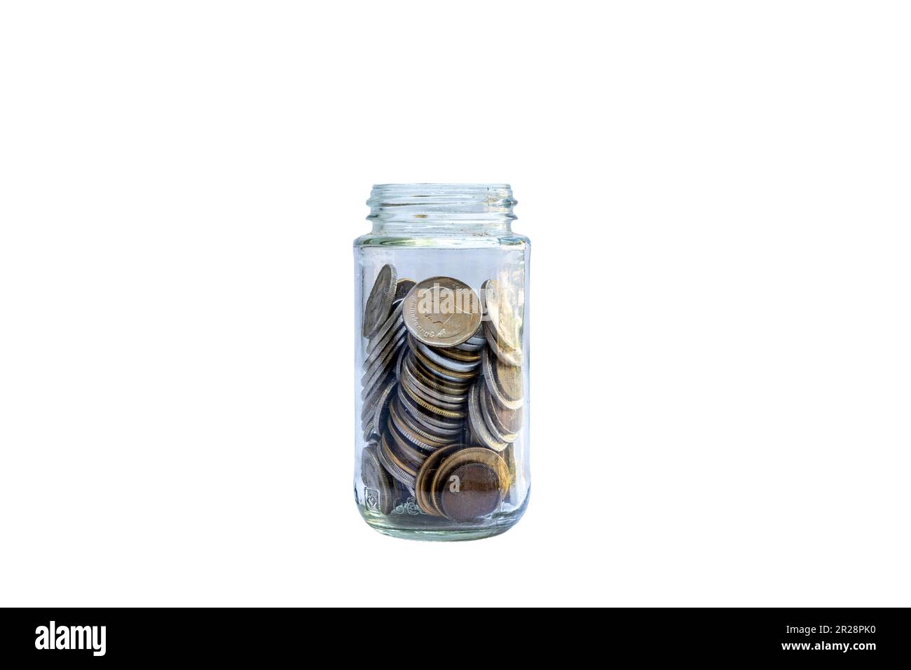 Le monete in un barattolo di vetro isolato su sfondo bianco. Risparmio di denaro concetto. Foto Stock
