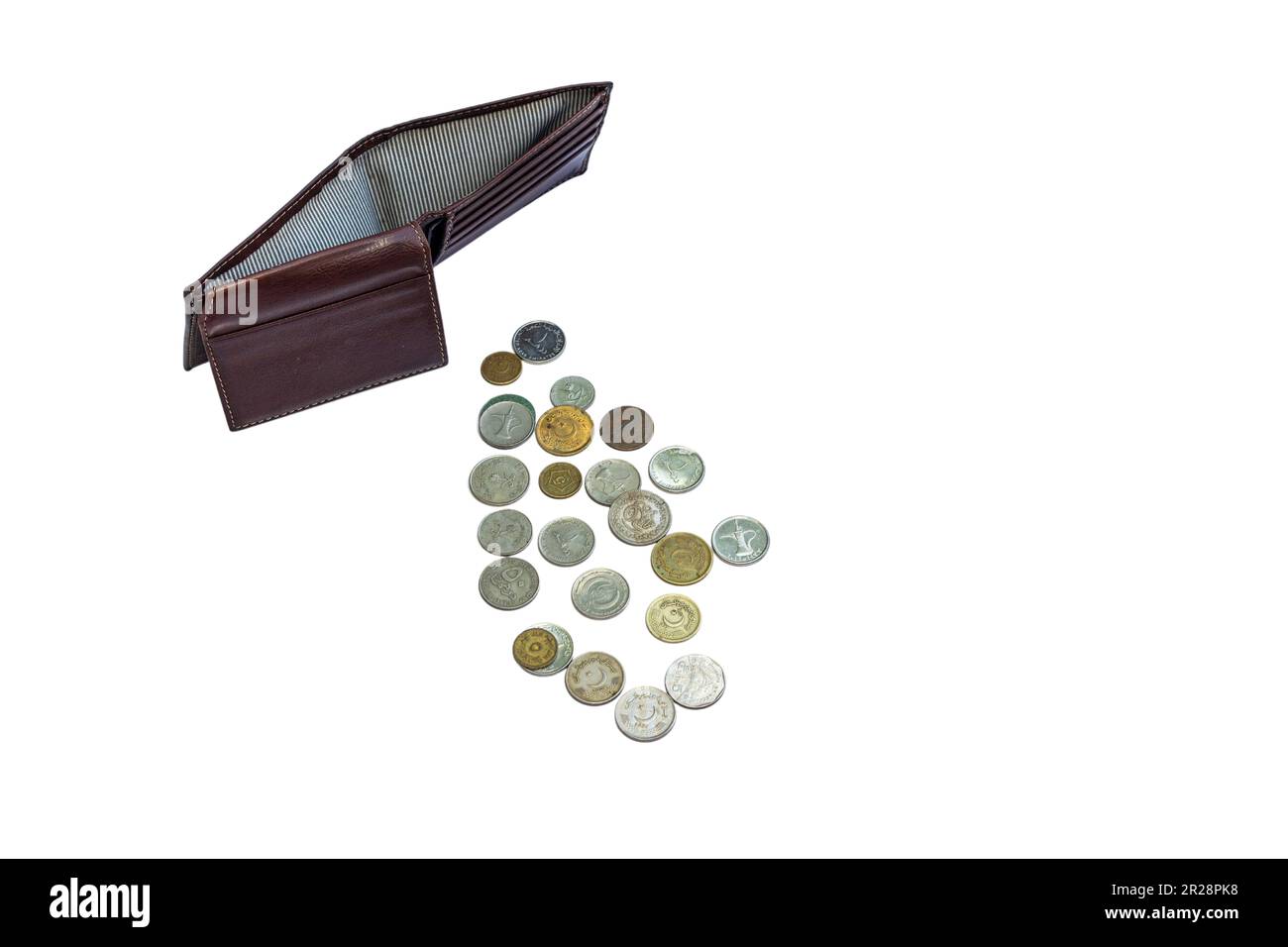 Portafoglio vuoto con poche monete sparse intorno a Isola su sfondo bianco Foto Stock