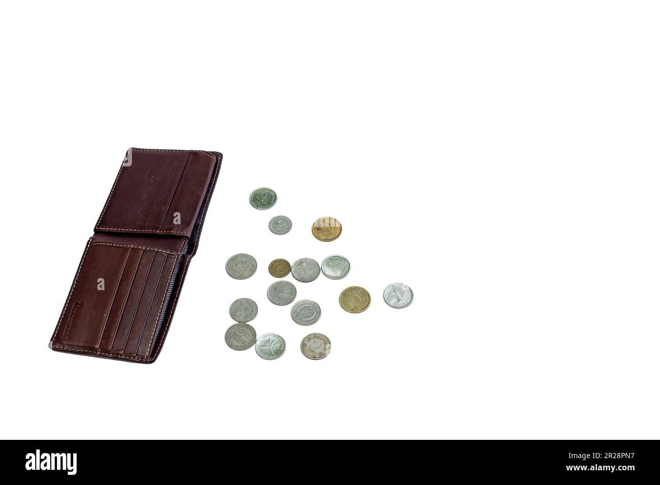 Portafoglio in pelle marrone con monete sparse su sfondo bianco Foto Stock