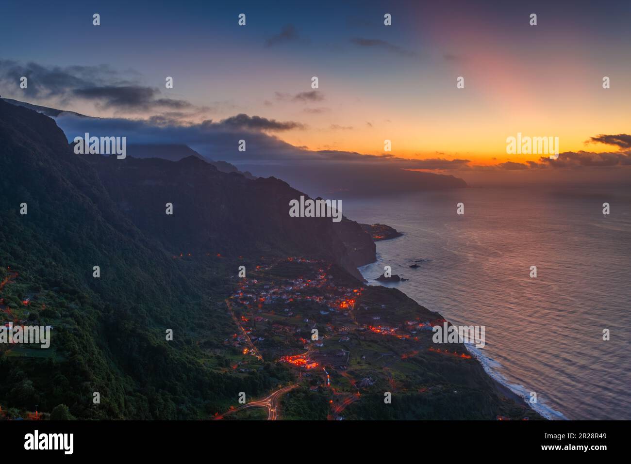 Vista da Miradouro da Beira da Quinta su Arco de Sao Jorge, paesaggio serale della città sull'isola di Madeira Foto Stock