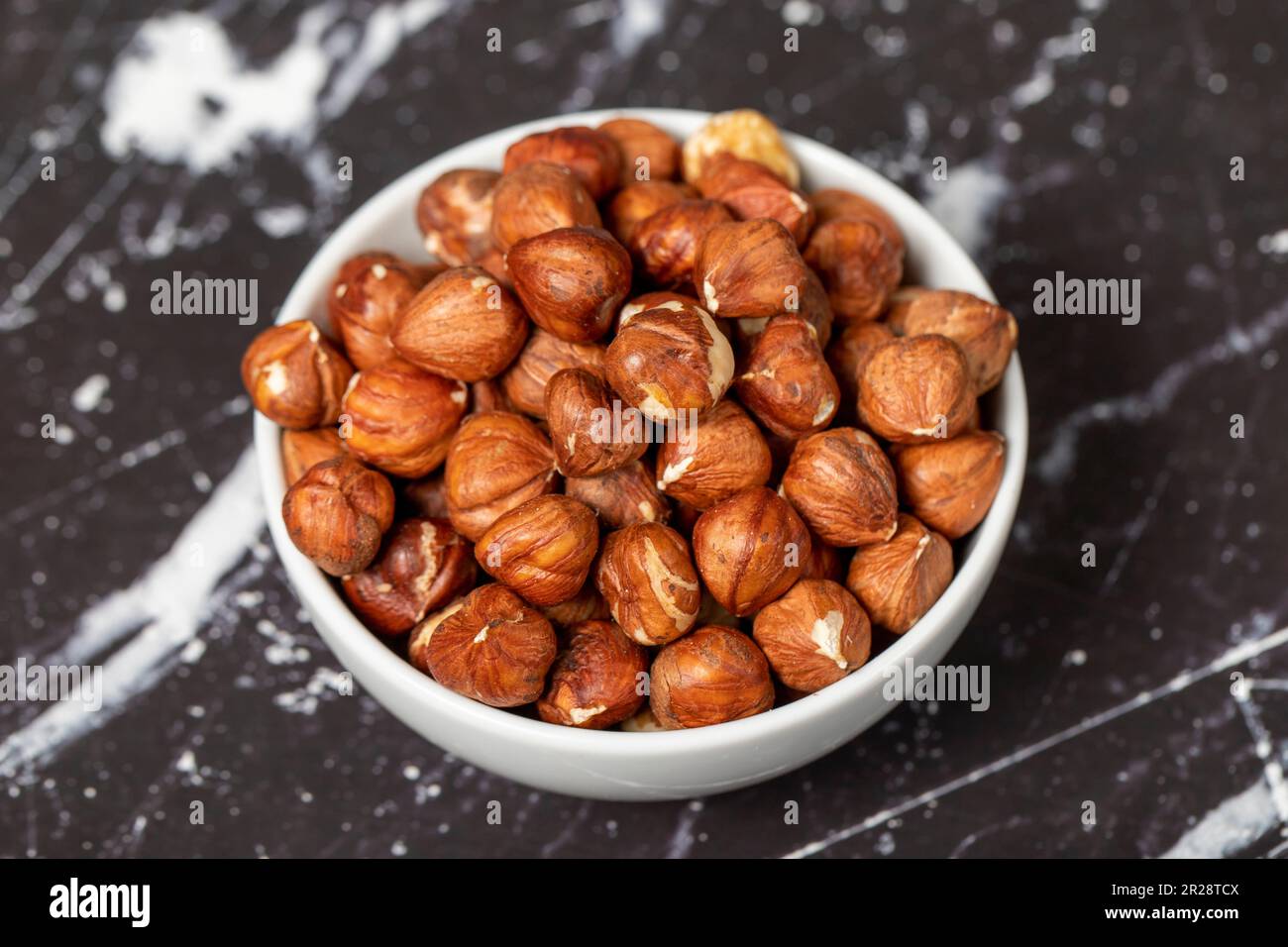 Nocciola. Nocciole sbucciate in ciotola di ceramica. Supercibo. Concetto di cibo vegetariano. Spuntini salutari. Primo piano Foto Stock