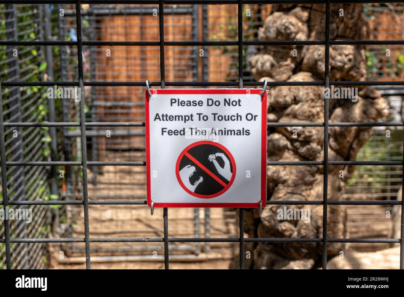 Si prega di non tentare di toccare o dare da mangiare al cartello animali sulla gabbia Foto Stock