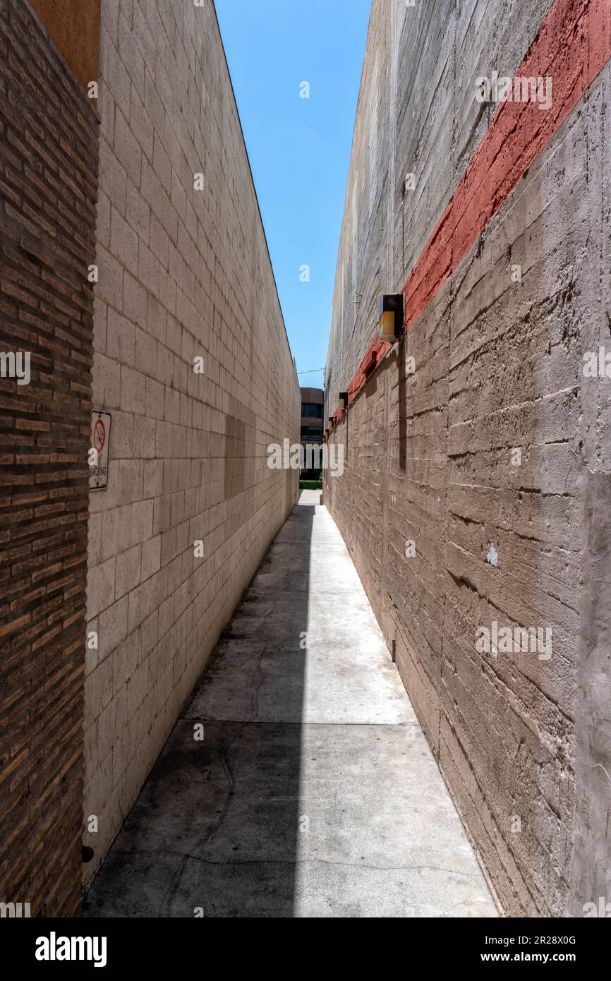 Vicolo stretto tra gli edifici nel centro di Burbank, CA Foto Stock