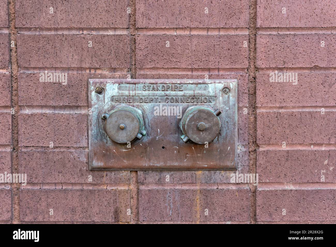 Vecchio raccordo del reparto antincendio standard Foto Stock Vecchio raccordo del reparto antincendio standard Foto Stock