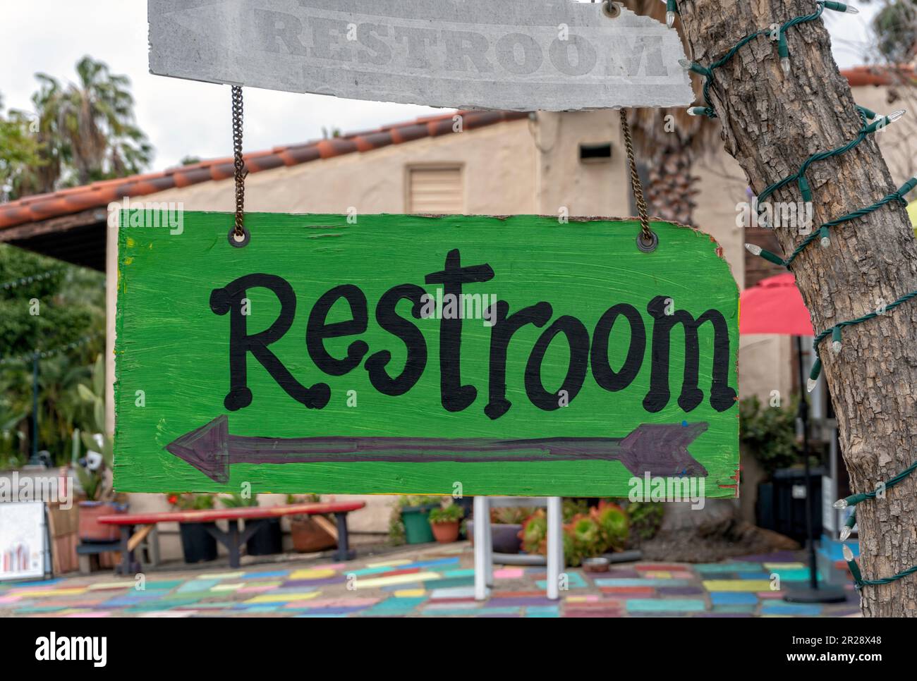 Cartello dei servizi igienici dipinti a mano nel parco Foto Stock