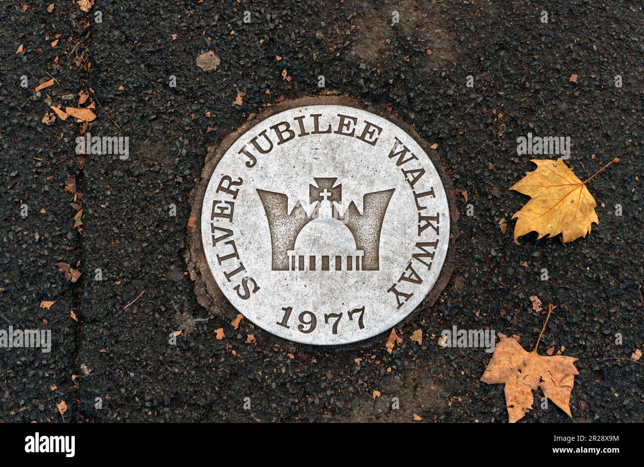LONDRA, Regno Unito - 21 NOVEMBRE 2017: Targa da pavimento per il Silver Jubilee Walkway della Regina d'Inghilterra a Londra. Foto Stock