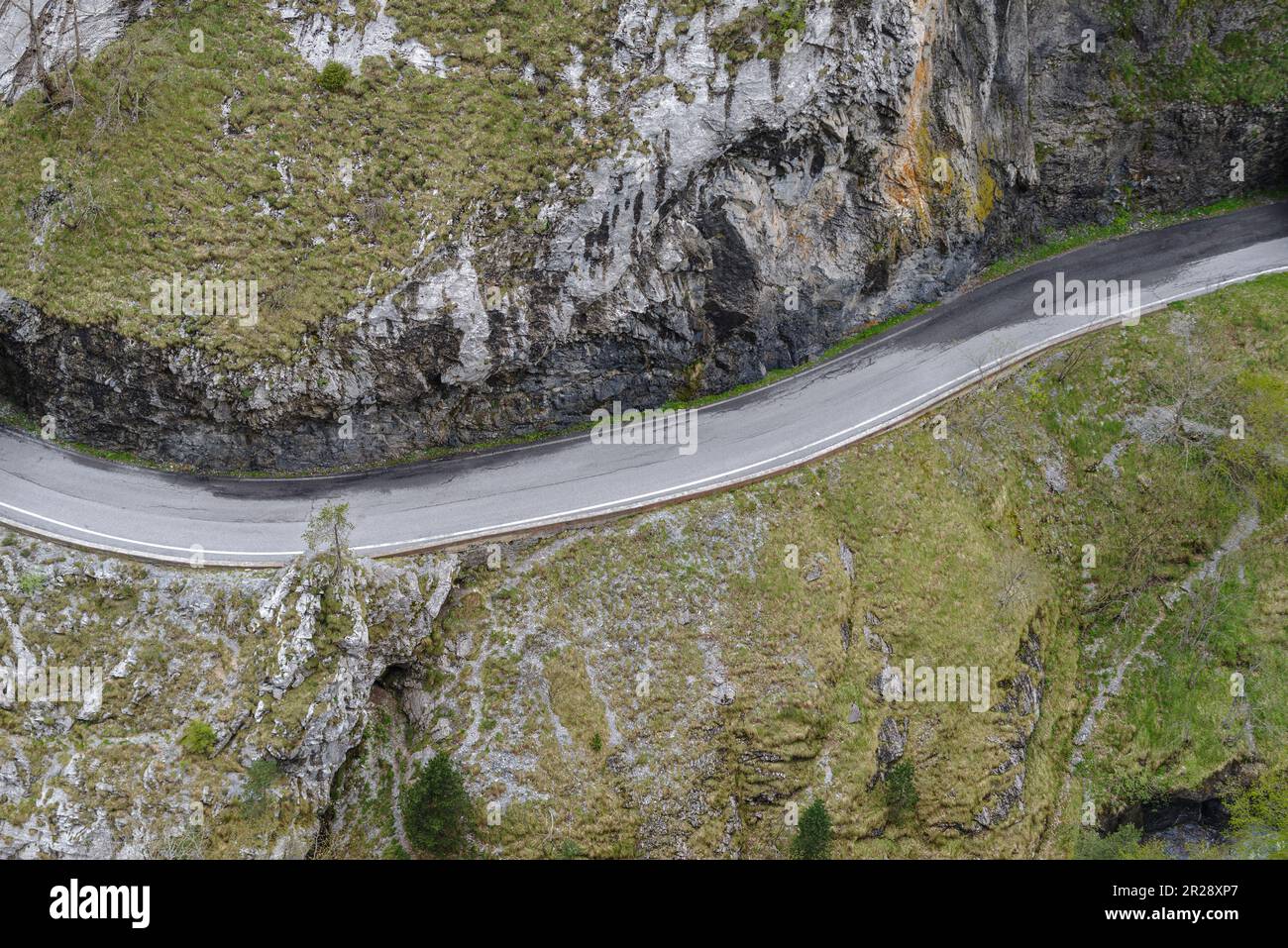 Strada montana nelle Alpi Liguri, Italia Foto Stock