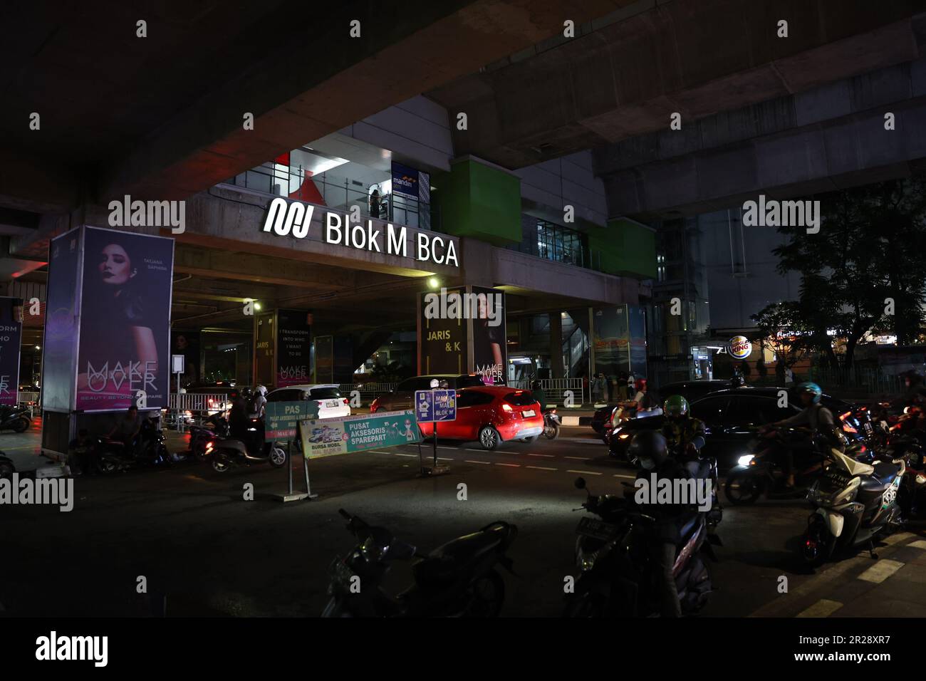 Il traffico scorre oltre la stazione MRT Block M BCA, Giacarta, Indonesia Foto Stock