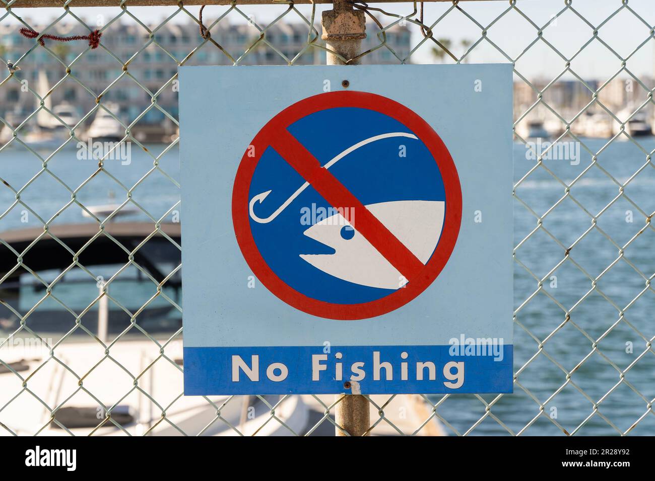 Nessun segno di pesca sulla recinzione metallica. Estate e giorno di sole Foto Stock