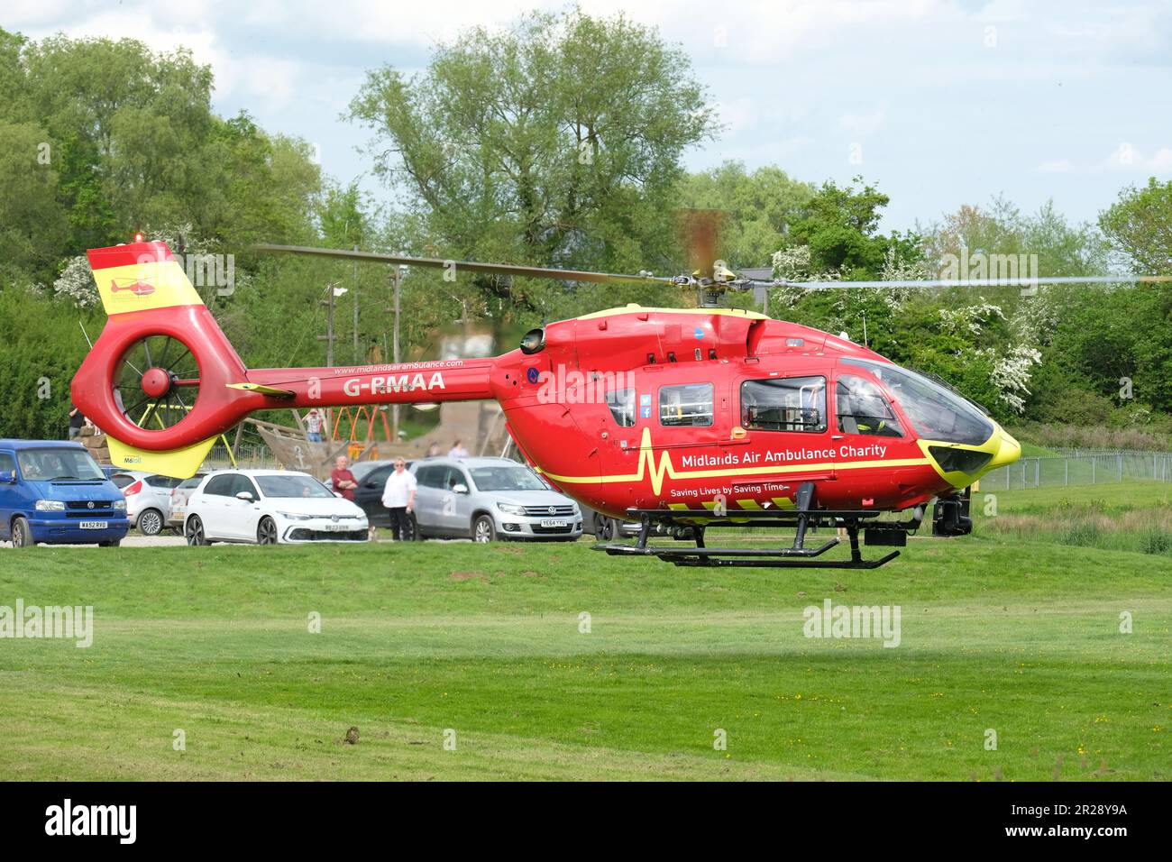 Midlands Air Ambulance EC145 elicottero visto decollare da un parco a Hereford nel maggio 2023 Foto Stock