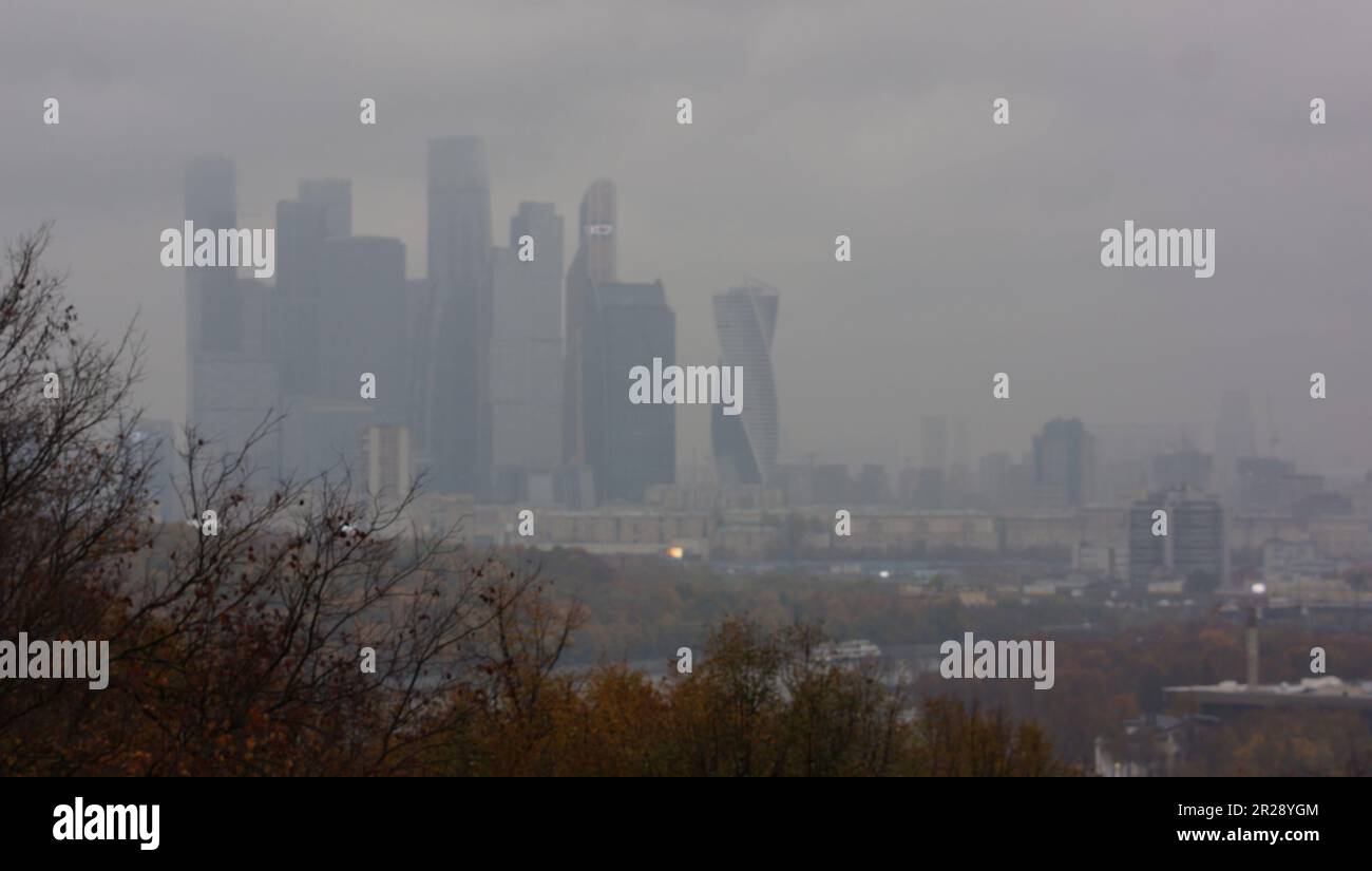 Mosca, Russia, panorama da Lomonossov Universtiy visto, in autunno, nella nebbia. Weiter Blick über Moskau im Herbst, im Nebel, von der Lomonossow-Univ. Foto Stock